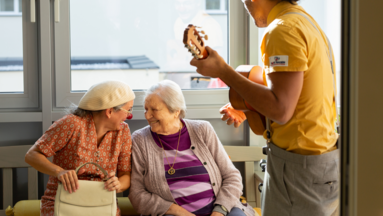 Clownin Herta, eine ältere Dame und Clown Ferdinand.