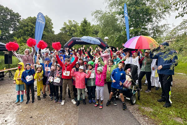 Gruppenbild mit den großen und kleinen Teilnehmer*innen, die für mehr Lachen im Spital an den Start gingen.