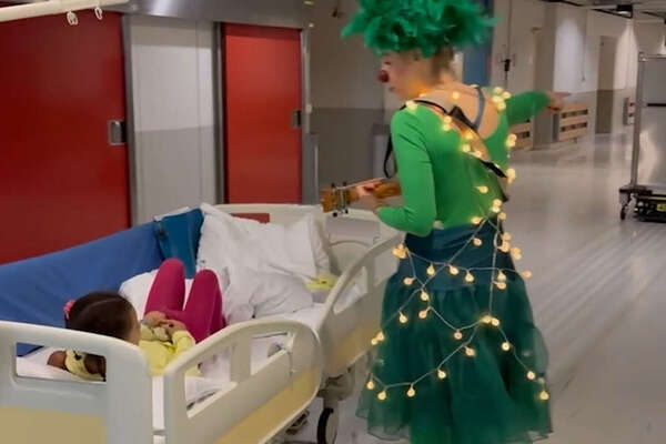 Clownin Lilo begleitet die kleine Emilia auf den Weg in den OP-Saal.