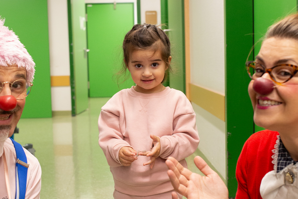 Profilgruppenfoto mit Clown Anton, Helena und Clownin Hildegard.