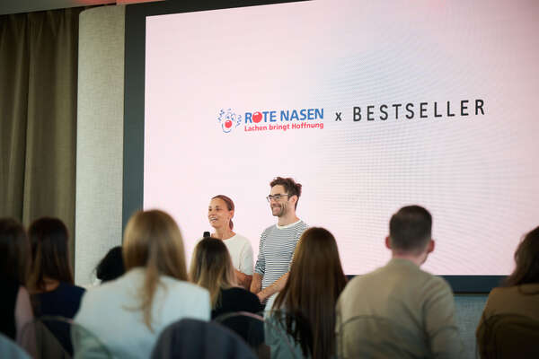 ROTE NASEN Mitarbeiter*innen bei einem CFR-Workshopf von Bestseller.