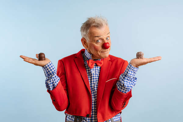 ROTE NASEN-Clown Igor hält zwei Niemetz-Schwedenbomben in seinen Händen.
