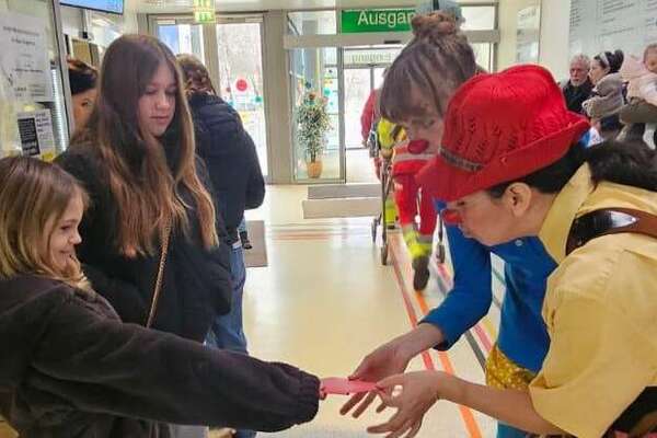 Die kleine Lena übergibt ROTE NASEN-Clownin Carmensita einen Brief.