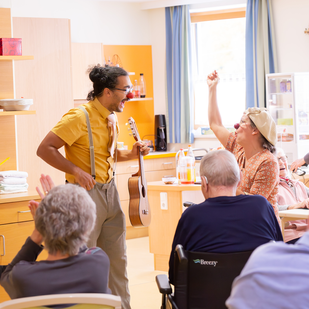 Clown Ferdinand und Clownin Herta bei einem Auftritt vor Publikum.