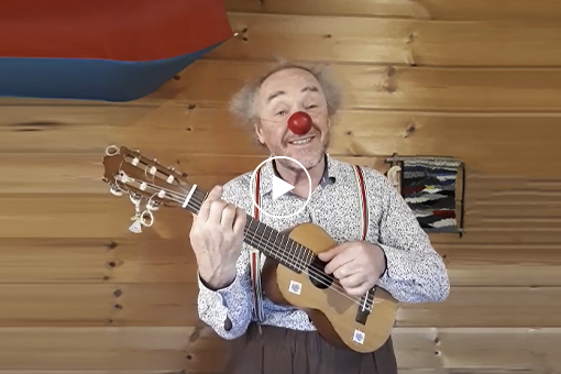 Gustl singt mit Ukulele ein Lied.