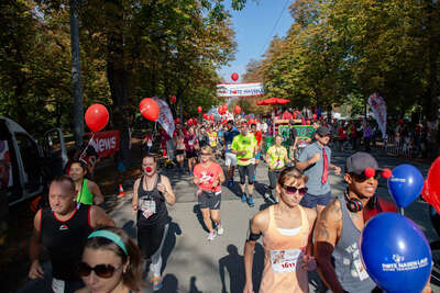 LäuferInnen beim Start des 10. Wiener ROTE NASEN LAUFS im Wiener Prater