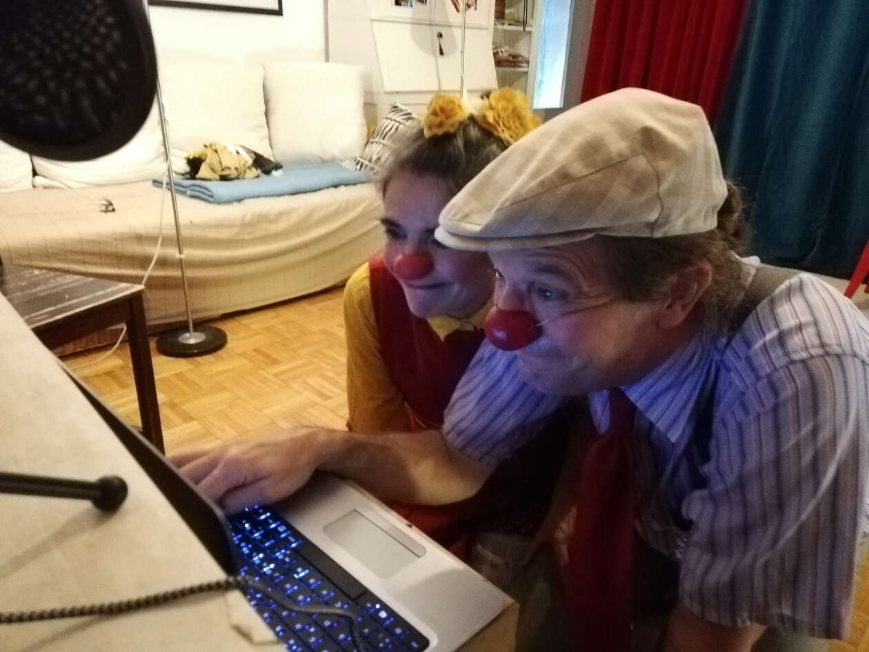 Guido und Rita begrüßen Marius vor dem Laptop