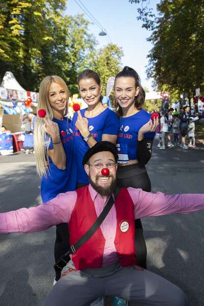 Yvonne Rueff, Carmen Knor und Kimberly Budinsky sowie Clown Harald sind startklar.