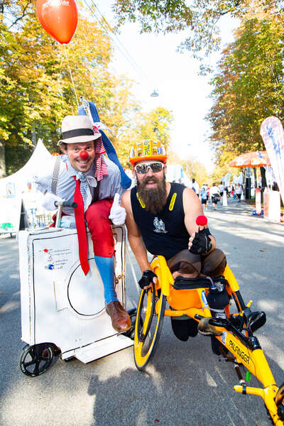 Thomas Geierspichler und ein Clown posieren auf der Laufstrecke des ROTE NASEN LAUFS