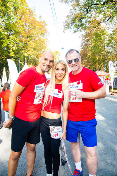 Model Cyril Radlher, Tanzschulchefin Yvonne Rueff und Kabarettist Rainhard Nowak posieren auf der Laufstrecke des ROTE NASEN LAUFS