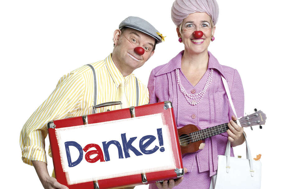 Zwei Clowns mit DANKE Schild sind zu sehen