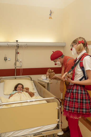 Clownin Josefine spielt auf der Ukulele im Krankenhaus