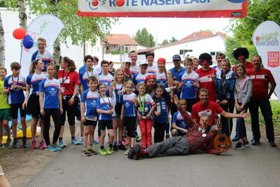 Gruppenfoto der Kinder die beim ROTE NASEN LAUF Mönchhof an den Start gingen