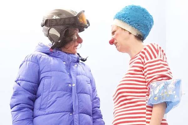 Clownin Mimi im Skianzug und Clonwnin Jacqueline im Badeoutfit.