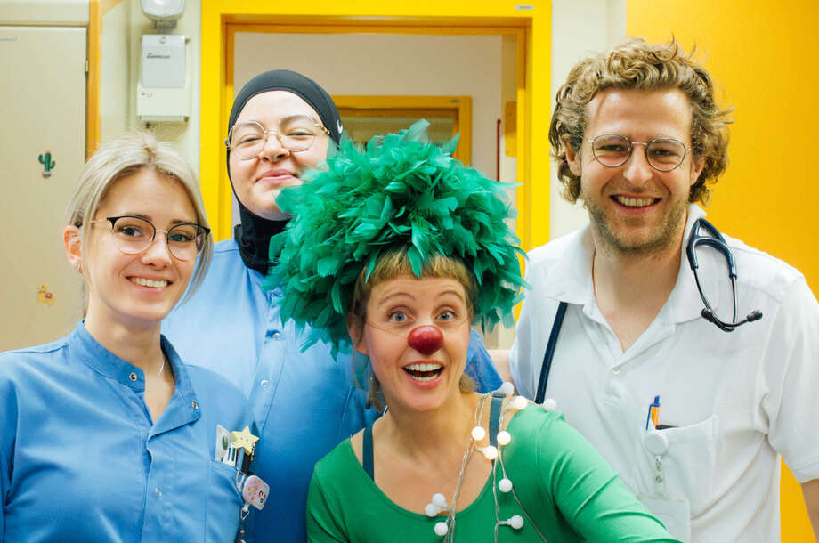 Clownin Lilo als Weihnachtsbaum mit Pflegepersonal in der Klinik Donaustadt in Wien