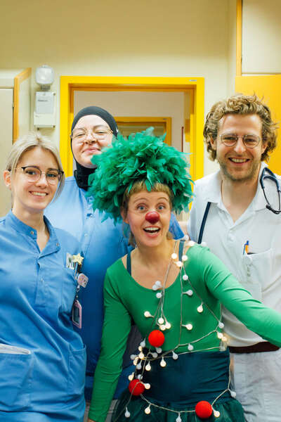 Clownin Lilo als Weihnachtsbaum mit Pflegepersonal in der Klinik Donaustadt in Wien