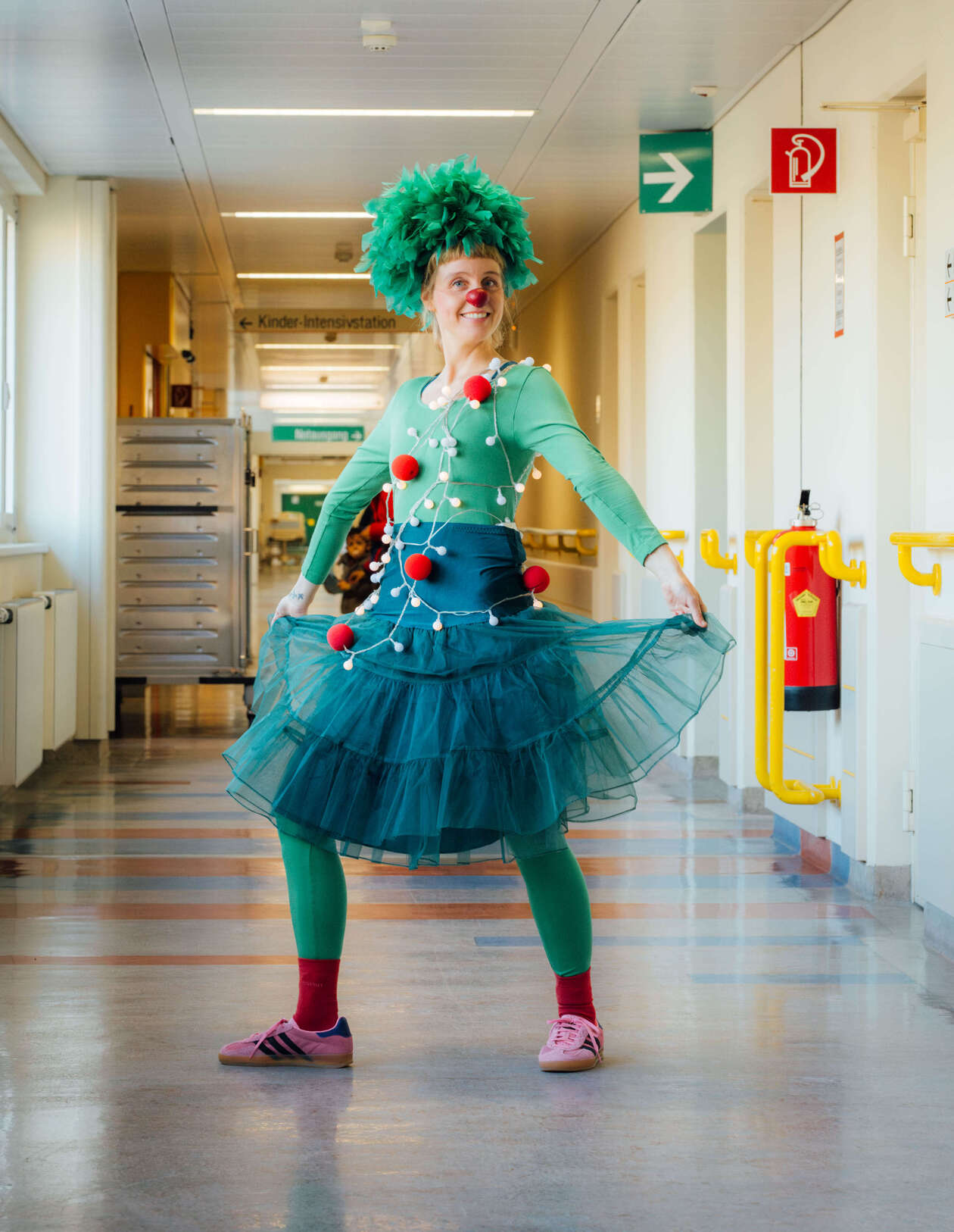 Clownin Lilo als Weihnachtsbaum in der Klinik Donaustadt in Wien