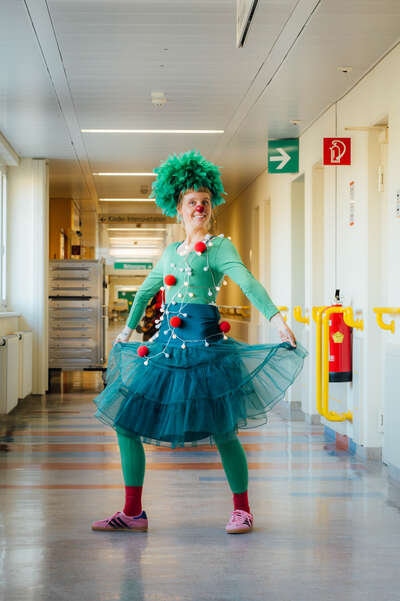 Clownin Lilo als Weihnachtsbaum in der Klinik Donaustadt in Wien