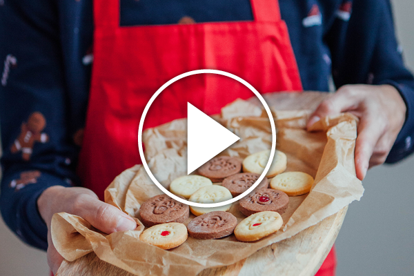 ROTE NASEN Clownkekse auf Brett präsentiert - Mit Liebe gebacken. Mit Humor verziert.