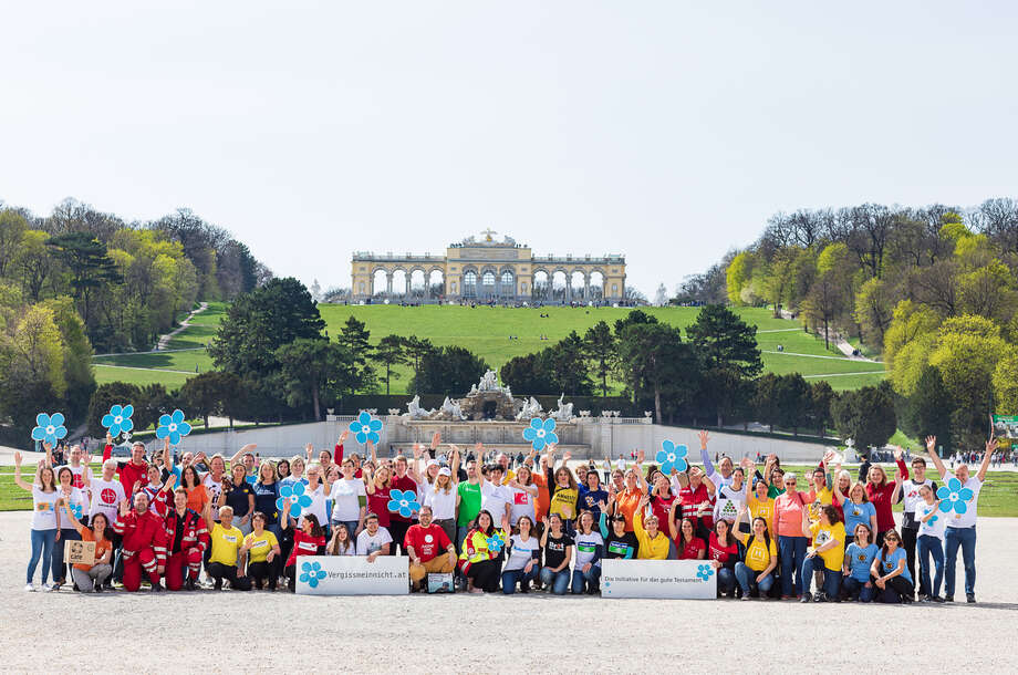 Die Mitgliedsorganisationen der Initiative "Vergissmeinnicht" posieren vor der Wiener Gloriette.