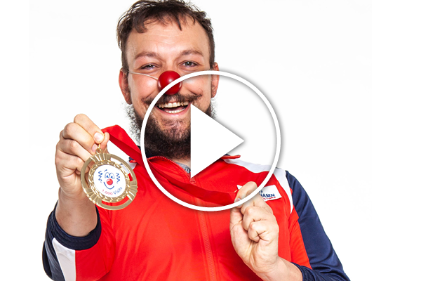 Clown Herrmann mit einer Medaille