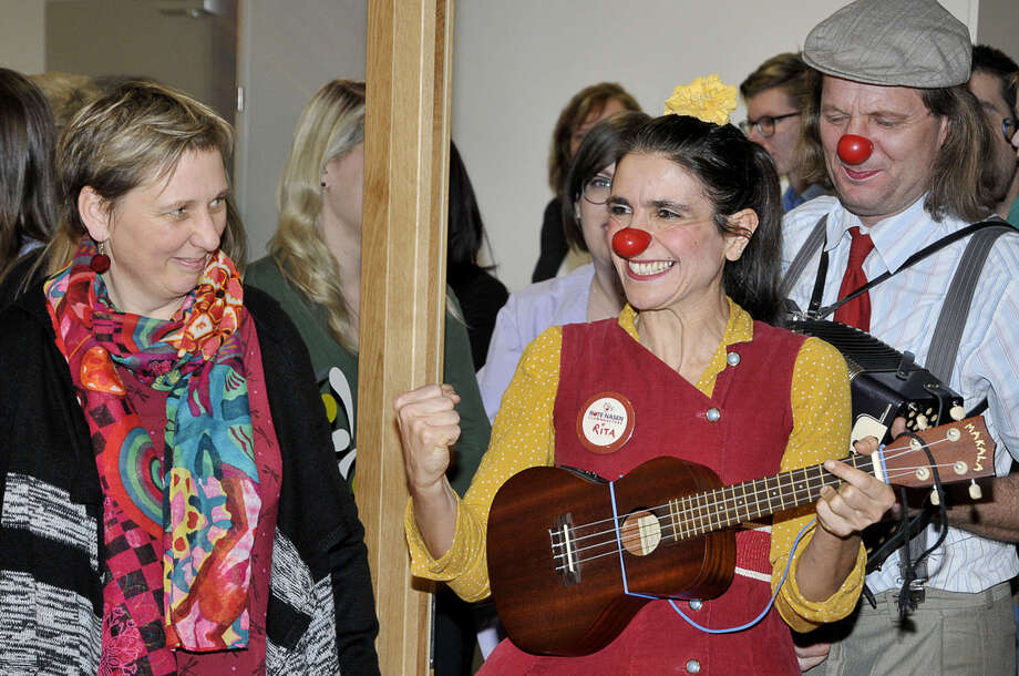 Clownpaar mit Musikinstrumenten zu sehen