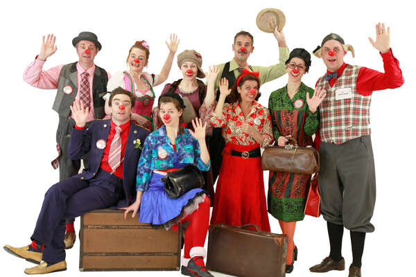 Gruppenfoto unsere Clowns die fröhliche in die Kamera lächeln