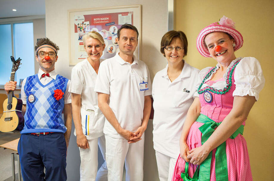 Clown Bernhart und Clownin Rosa mit dem Pflegeteam der Onkologie in Wiener Neustadt, Gruppenfoto