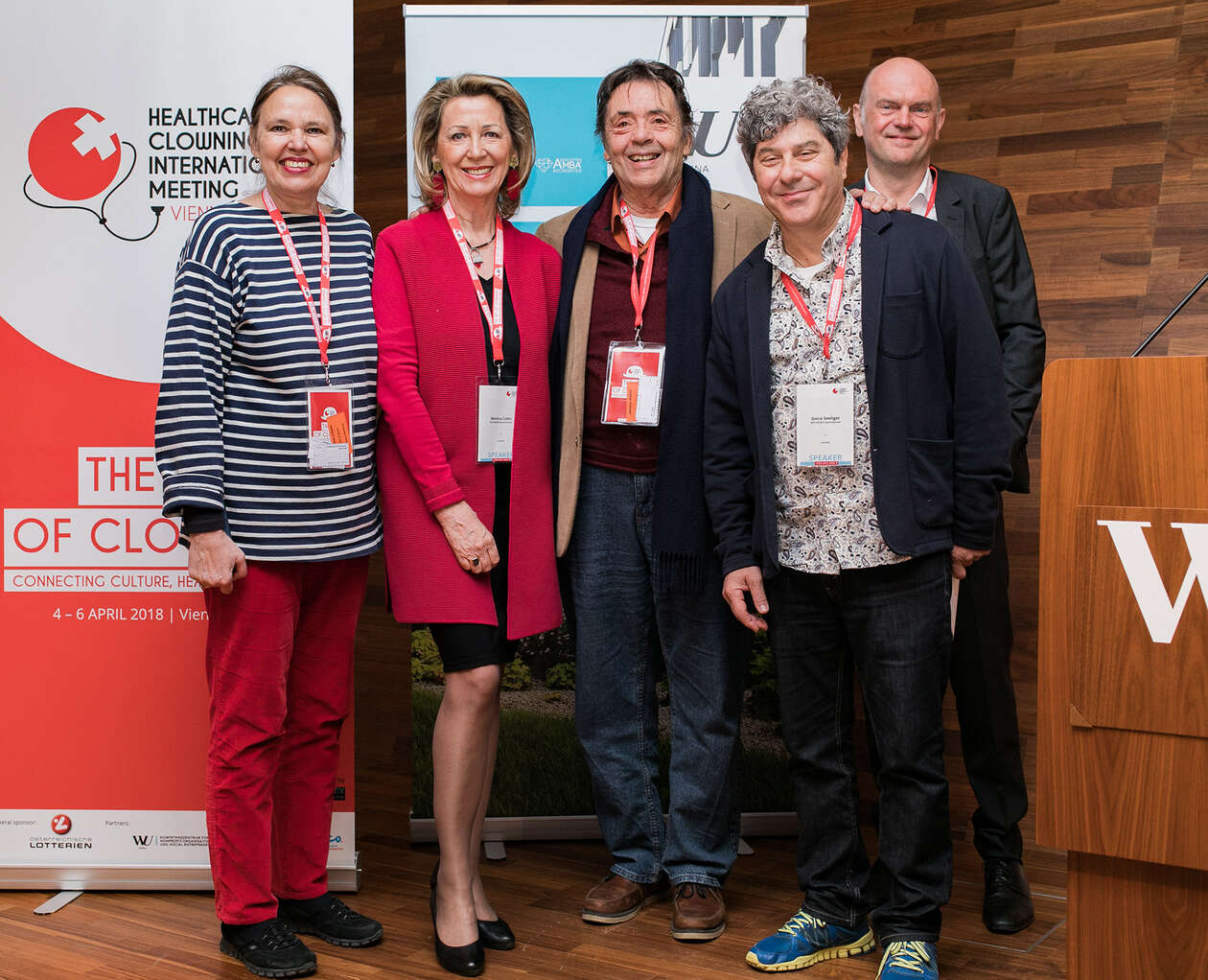 Fünf Personen posieren beim Gruppenfoto vor Aufstellern der Gesundheitsclown-Konferenz