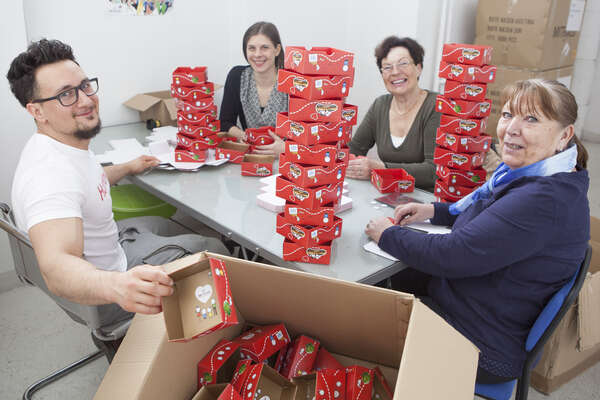 Freiwillige Helfer*innen beim Verpacken