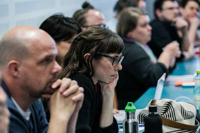 TeilnehmerInnen der Konferenz lauschen konzentriert dem Vortrag