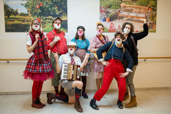 ROTE NASEN-Clowns in fröhlicher und heiterer Stimmung.