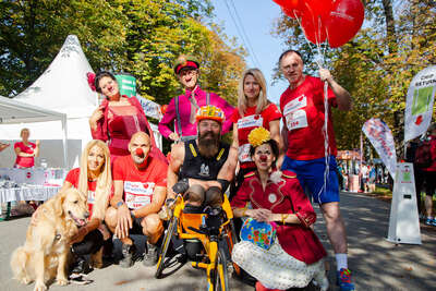 Gruppenfoto mit Tanzschulchefin Yvonne Rueff, ihrem Hund, Model Cyril Radlher, Rennrollstuhlfahrer Thomas Geierspichler, Ö3 Moderatorin Olivia Peter und zwei ROTE NASEN Clowns