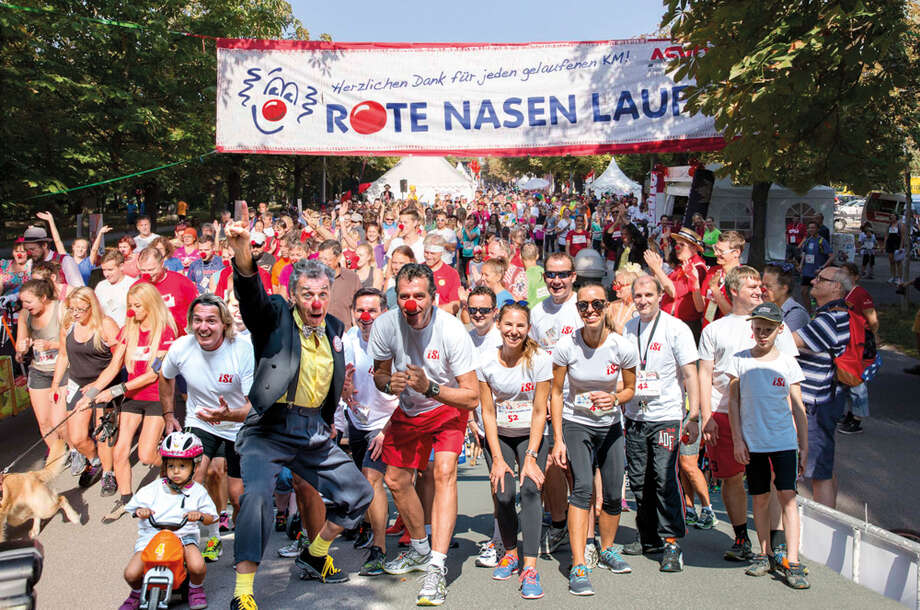 Firmenteam startet gemeinsam mit unzähligen anderen LäuferInnen beim Wiener ROTE NASEN LAUF