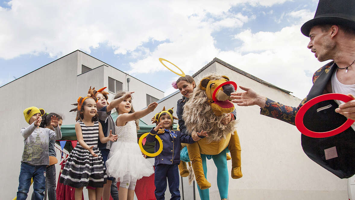 Kinder zeigen auf der Bühne ein Zirkustrick