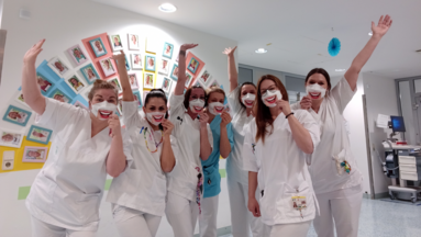 Ein Gruppenfoto, auf dem sieben Mitarbeiterinnen einer medizinischen Einrichtung zu sehen sind.