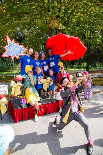 Clown macht Selfie mit LäuferInnen