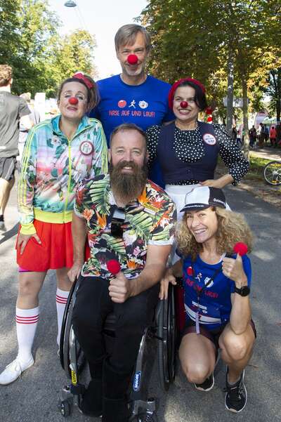 Die Clowninnen Dagmar und Olga begleiten Thomas Sykora (hinten), Thomas Geierspichler und Sandra Pires zum Start. 