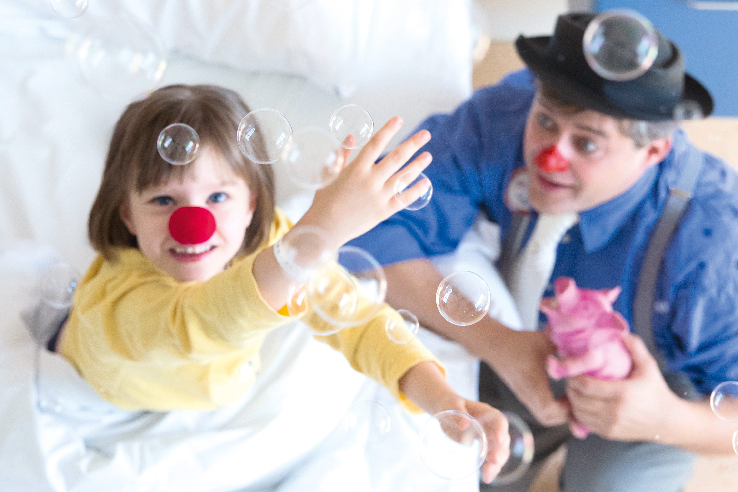 ROTE NASEN Clown bringt krankes Kind zum Lachen
